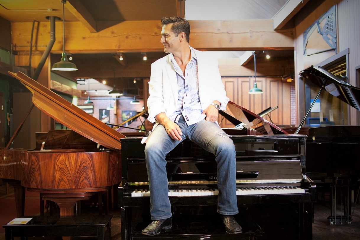 Jazz pianist Tony Pacini (on top of it). Photo by: Ciro Fusco.
